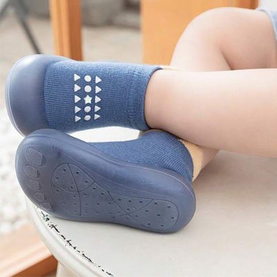chaussure bebe assis chaise