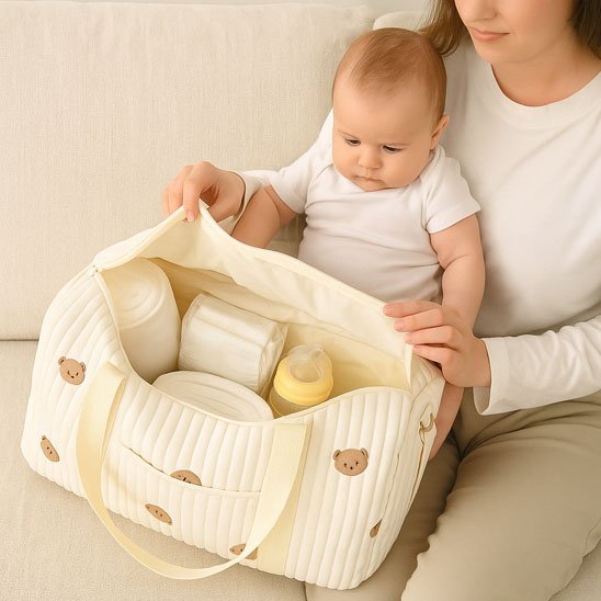 maman nourrissant regarde sac a langer bebe multifonctionnel elegant